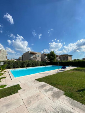 Delightful 2 bedrooms apartment with patio.